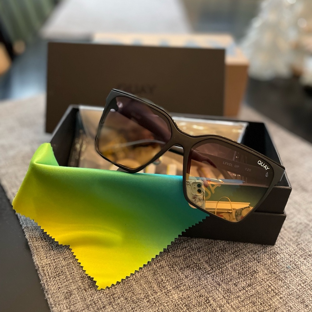 Brand new, never worn Quay Level Up sunglasses. Non-polarized black/gold option.